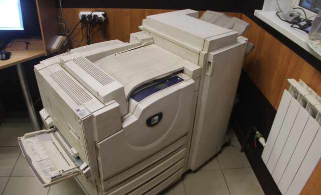 Принтер xerox phaser 7760DPX с финишором и лотками